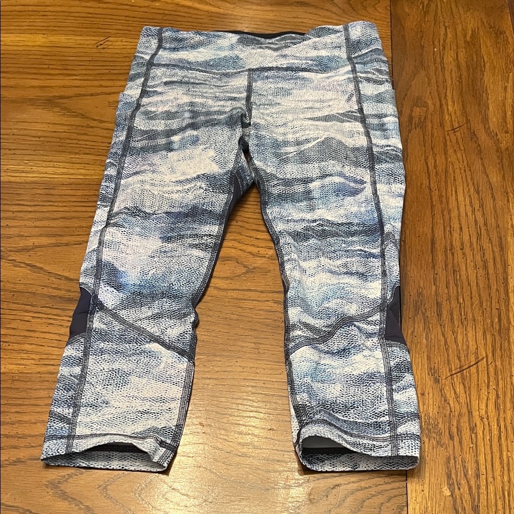 Lululemon Blue Patterned Cropped Leggings, size‎ 6